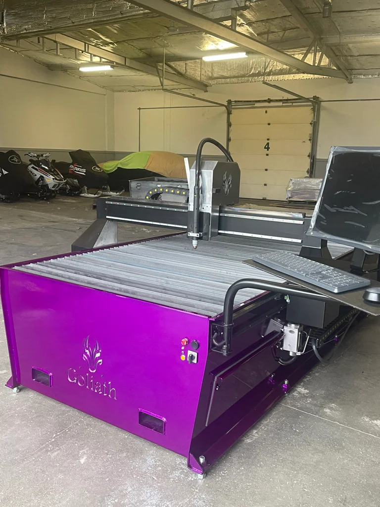 Façade violette d’une table CNC plasma avec commande