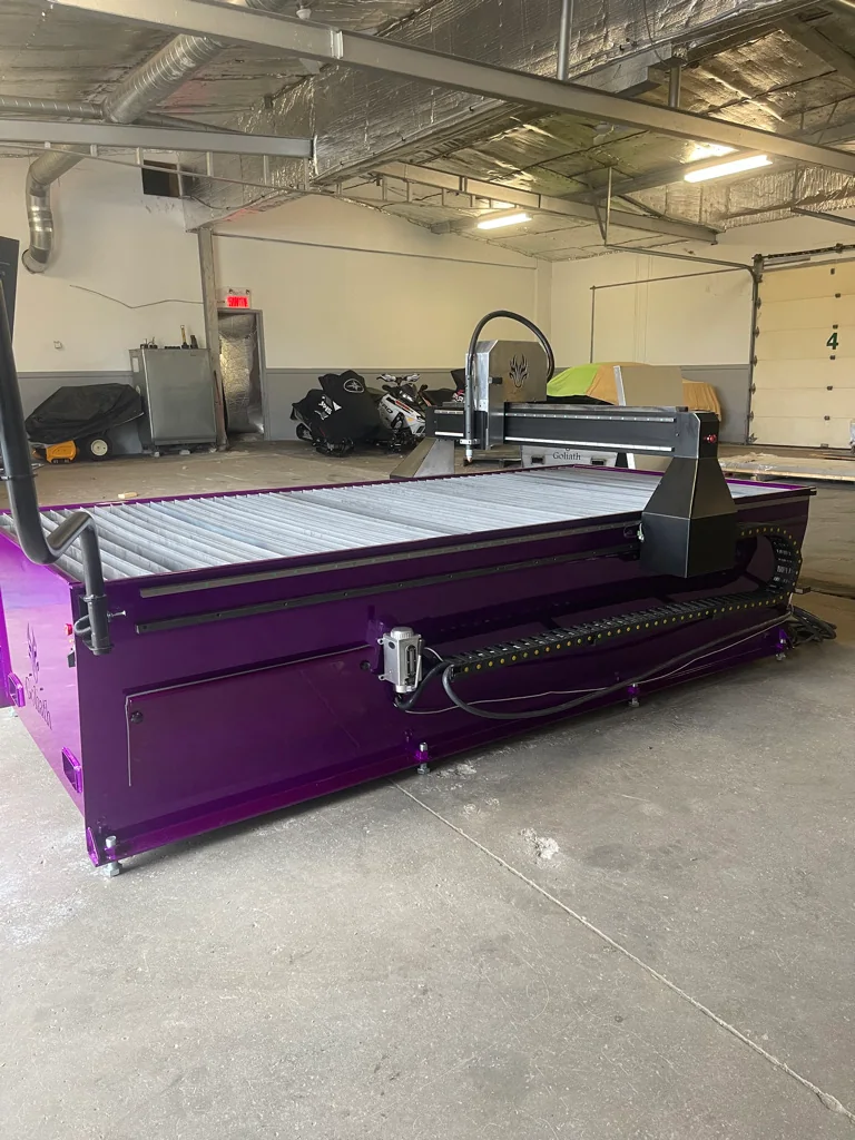 Table CNC plasma violette installée dans un atelier
